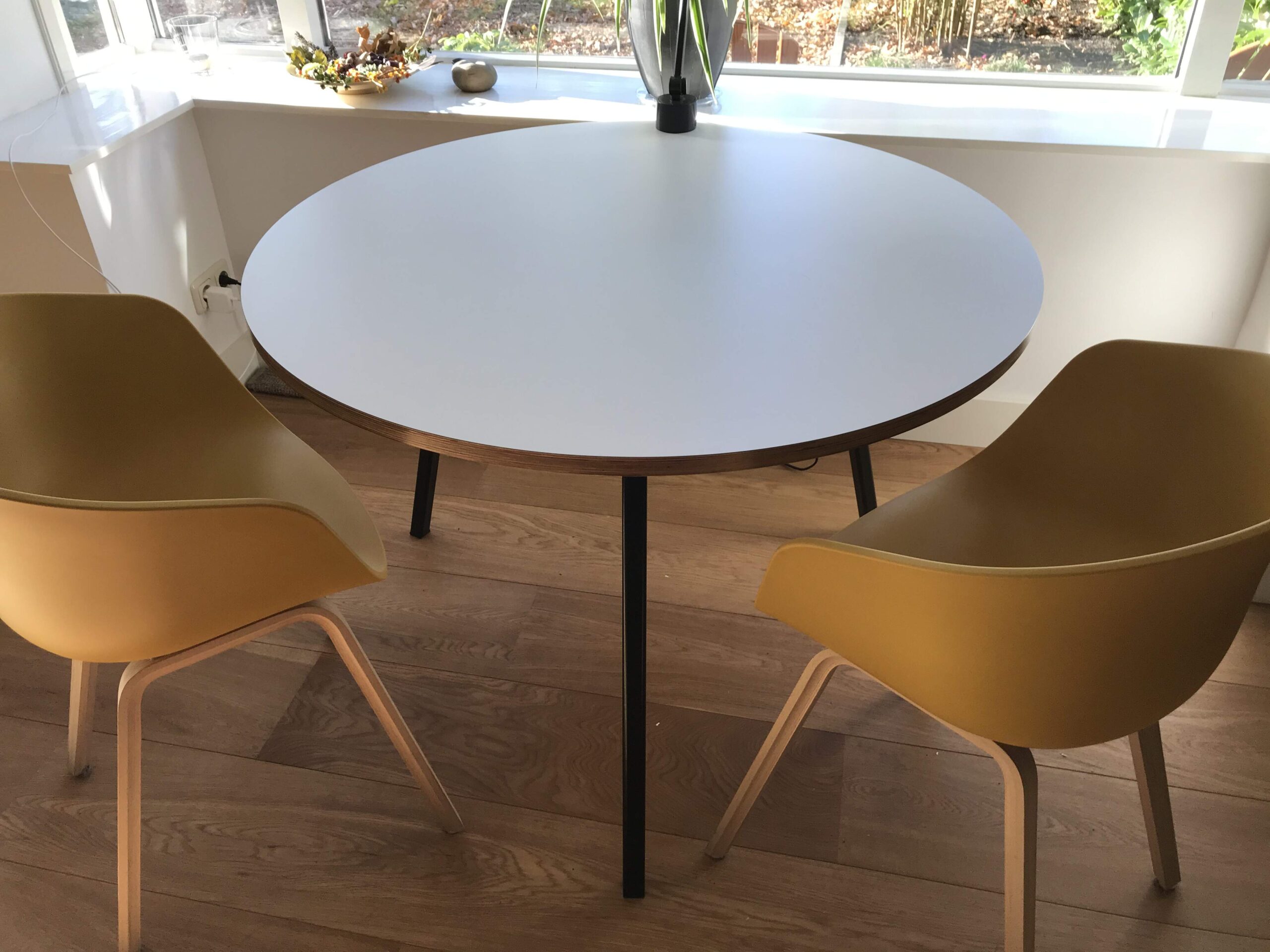 Ronde design tafel met stalen poten