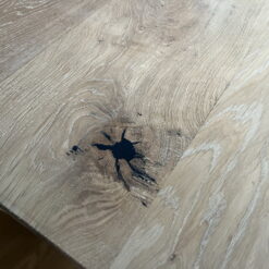 Eikenhouten eetkamertafel met zwart stalen onderstel