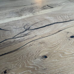 Eikenhouten eetkamertafel met zwart stalen onderstel