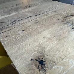 Eikenhouten eetkamertafel met zwart stalen onderstel