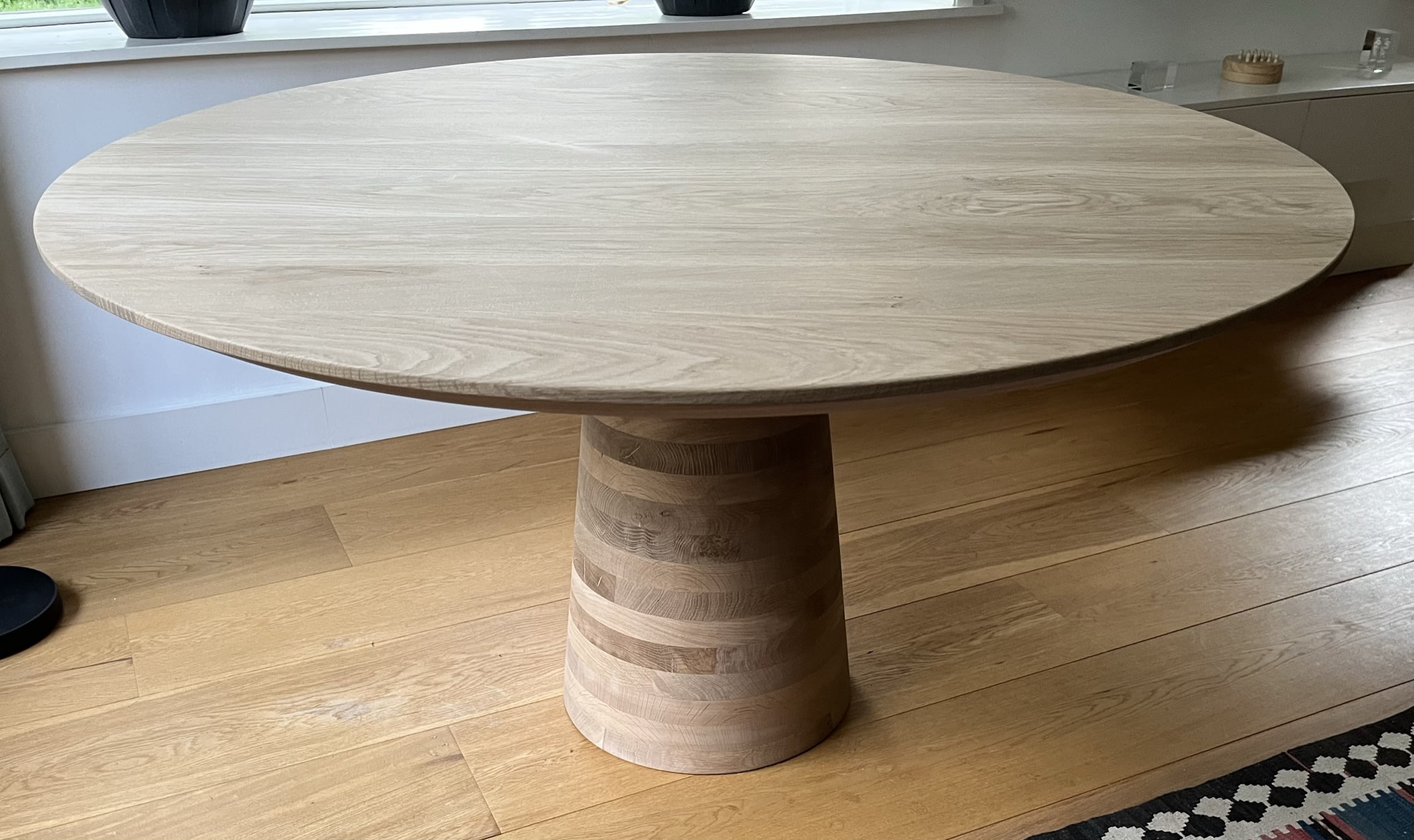 Ronde eikenhouten tafel met kegelvormige voet