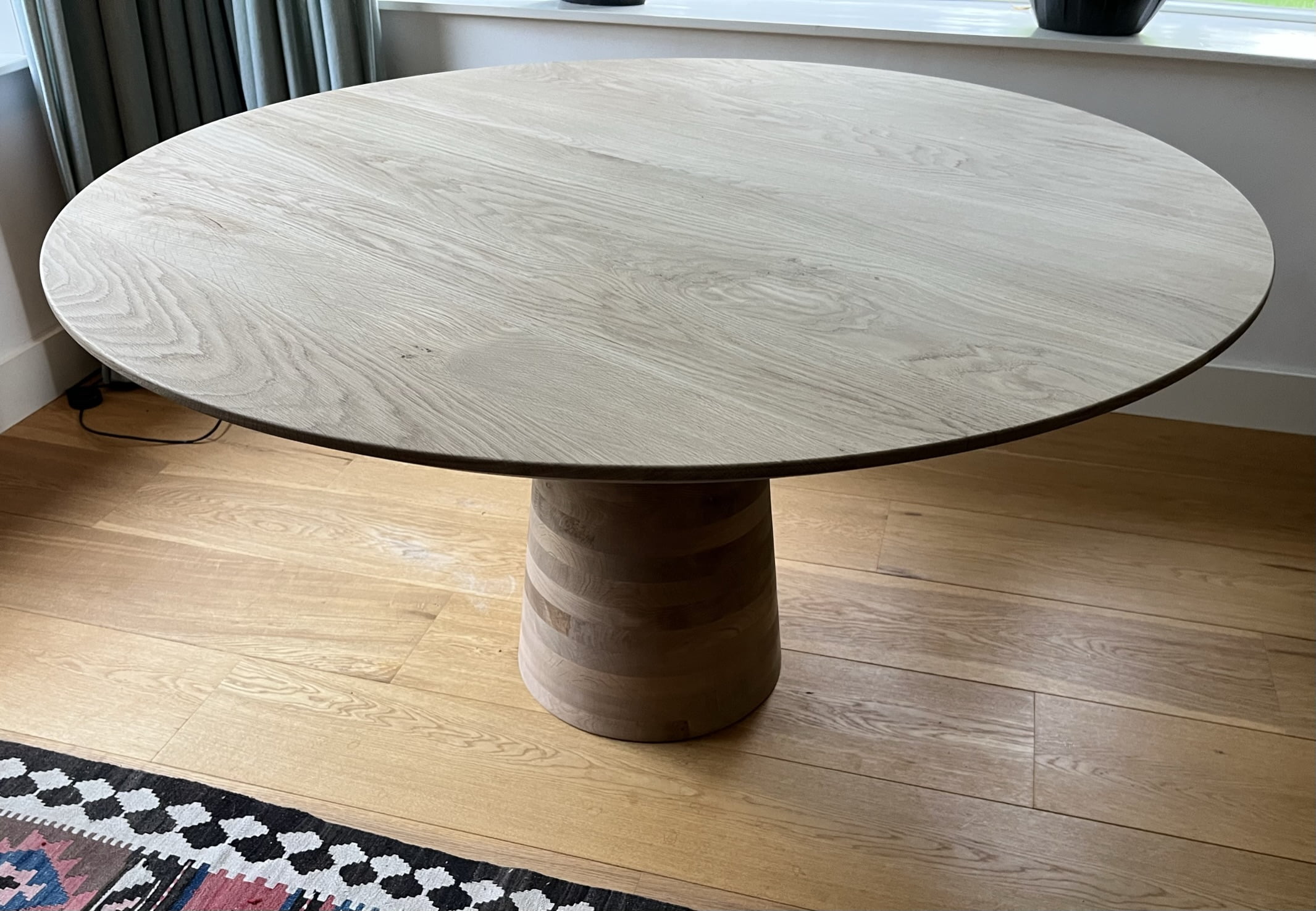 Ronde eikenhouten tafel met kegelvormige voet