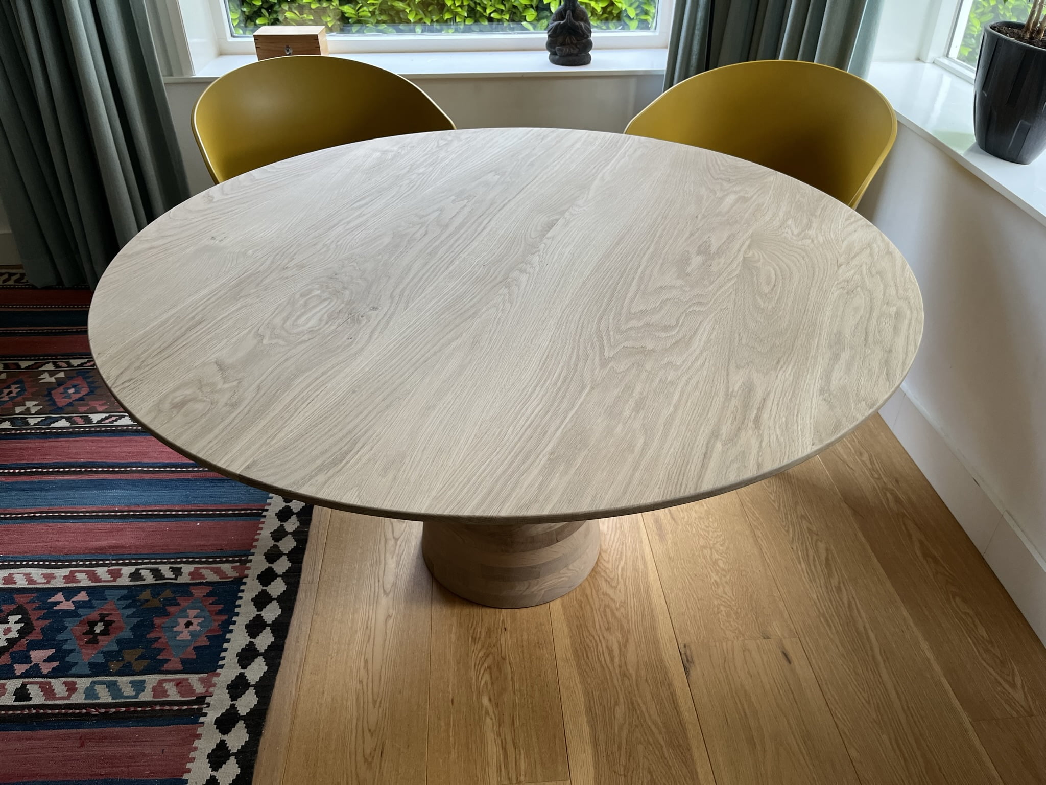 Ronde eikenhouten tafel met kegelvormige voet