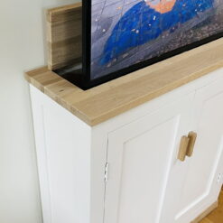 Zijaanzicht van TV-kast met lift